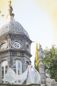 Vestido fluido feito em renda trabalhada a lantejoula sobre tule.